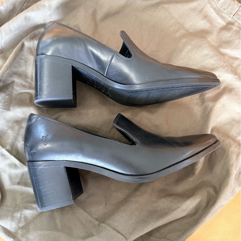 Frye Sadie Venetian loafer size 10 black
Excellent condition
Small scuffed area - Picture 2 of 7